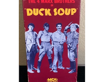 Los 4 hermanos Marx en Sopa de ganso (VHS), clásico de comedia en blanco y negro