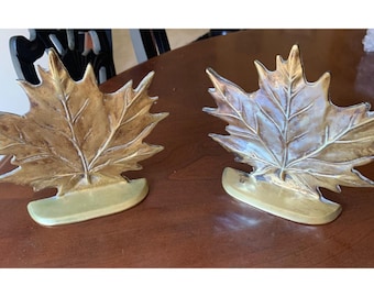 Två bokstöd i mässing