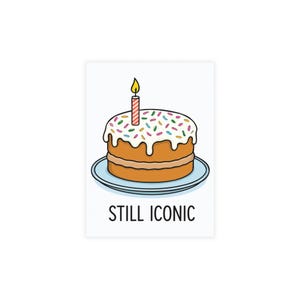 Carte postale toujours emblématique avec un design Cake | Carte de voeux LGBTQ+ drôle | Carte d'anniversaire homosexuelle | Papeterie Célébration Gay | Cadeau de fierté