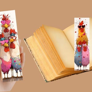 Puede incluir: Marcap&aacute;ginas caprichosos con tem&aacute;tica de gallos. Un marcap&aacute;ginas est&aacute; sostenido por una mano, con tres gallos de dibujos animados con detalles en forma de coraz&oacute;n. El otro marcap&aacute;ginas est&aacute; junto a un libro abierto, con tres gallos con gafas de sol y corazones.
