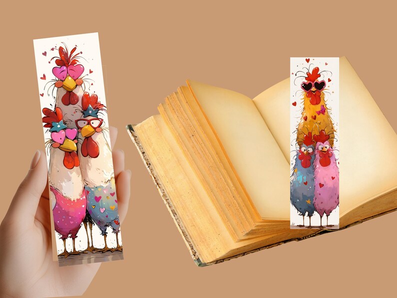 Puede incluir: Marcap&aacute;ginas caprichosos con tem&aacute;tica de gallos. Un marcap&aacute;ginas est&aacute; sostenido por una mano, con tres gallos de dibujos animados con detalles en forma de coraz&oacute;n. El otro marcap&aacute;ginas est&aacute; junto a un libro abierto, con tres gallos con gafas de sol y corazones.