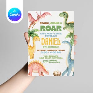 Op de afbeelding: Een uitnodiging voor een verjaardagsfeestje met aquarel illustraties van verschillende dinosaurussen in groen, geel, roze en blauw. De uitnodiging bevat de tekst "STOMP, CHOMP & ROAR" en details voor het feest, inclusief de naam "DANIEL".