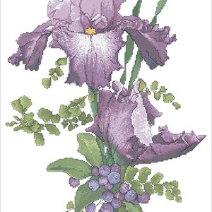 Pu&ograve; includere: Design a punto croce di fiori di iris viola con foglie verdi e piccole bacche blu. I fiori hanno un aspetto dettagliato e pixelato, con varie sfumature di viola e bianco. Il design &egrave; ambientato su uno sfondo bianco.