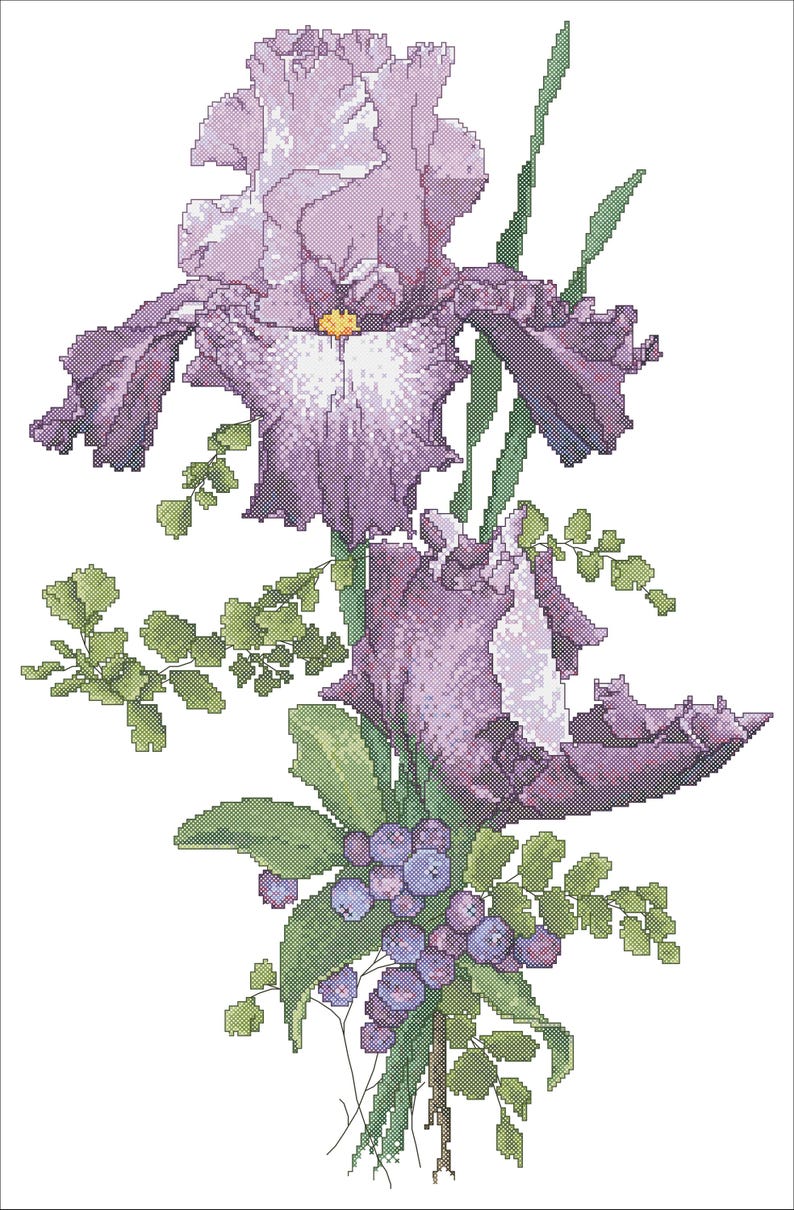 Pu&ograve; includere: Design a punto croce di fiori di iris viola con foglie verdi e piccole bacche blu. I fiori hanno un aspetto dettagliato e pixelato, con varie sfumature di viola e bianco. Il design &egrave; ambientato su uno sfondo bianco.