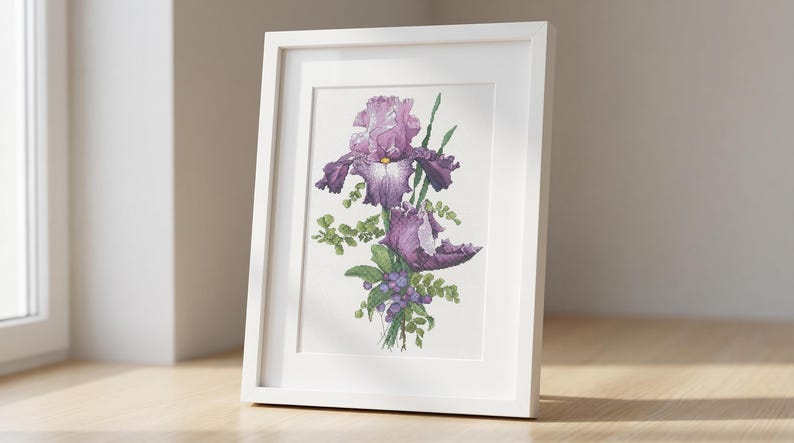 Pu&ograve; includere: Una stampa ad acquerello incorniciata di fiori di iris viola. L'opera presenta una rappresentazione dettagliata dell'iris, con i suoi distintivi petali e il fogliame verde. La stampa &egrave; incorniciata in una cornice bianca, esposta su una superficie di legno.
