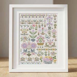 Puede incluir: Una taza de cerámica blanca con un asa negra y el texto "But First, Coffee" en negrita negra. La taza se encuentra sobre un fondo borroso, sugiriendo un ambiente acogedor.