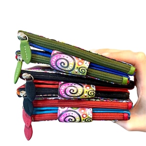 Cartera de piel colorida con diseño del Árbol de la Vida y bloqueo RFID. Un regalo artístico para ella. 10 ranuras para tarjetas y 2 ventanas para DNI.