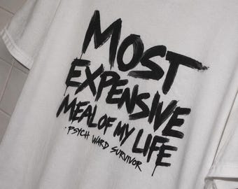 T-shirt voor overlevenden van een psychiatrische inrichting, T-shirt met zwarte humor over de duurste maaltijd, Punk-T-shirt voor mensen met psychische problemen