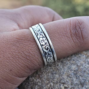 Vintage Floral Sterling Silver Ring: Engraved Flower Band