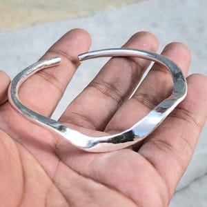 Bracelet jonc vague martelée en argent sterling : Bracelet manchette réglable fait main
