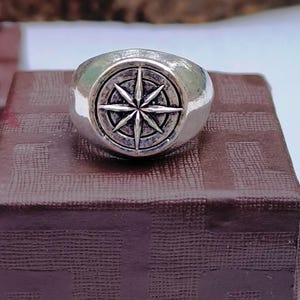 Anillo de brújula vikinga Vegvisir: joyería de acero inoxidable con símbolos nórdicos
