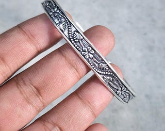花柄の彫刻が施された調節可能なシルバーバングル 花の彫刻が施されたスターリングシルバーのブレスレット - 調節可能な