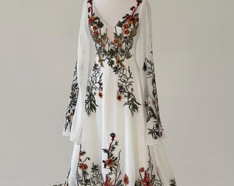 Abito da sposa boho a maniche lunghe, abito da sposa ricamato con motivi floreali per cerimonia in giardino o nella foresta.