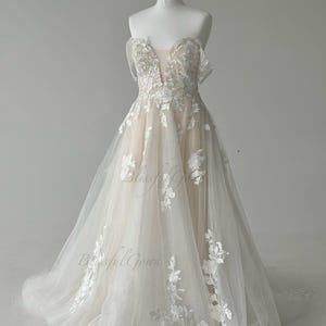 Floral Lace A-Line Wedding Dress - Strapless Tulle Bridal Gown