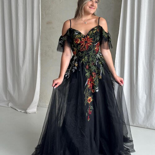 Robe de mariée gothique noire avec broderie florale, robe de mariée alternative, fleur 3D, tulle aux épaules dénudées
