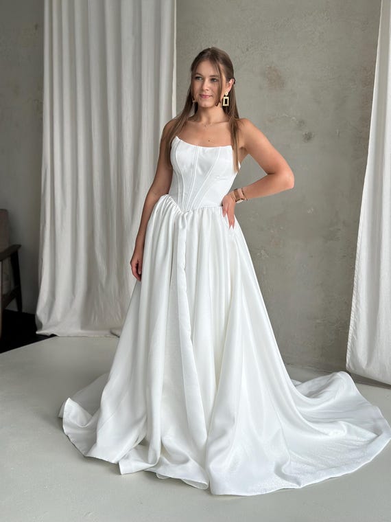 sachin and babi light blue dress Sold The perfect dropped-waist Y2K Vera Wang in a subtly striped, dense  silk faillefrom one of our lovely consignors  Includes optional  grosgrain bows in either mocha or ivory. Its a size 10