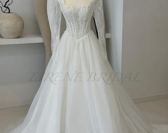 Abito da sposa con maniche in pizzo / Abito da ballo con scollo quadrato e corsetto impreziosito da perline / Sposa da principessa