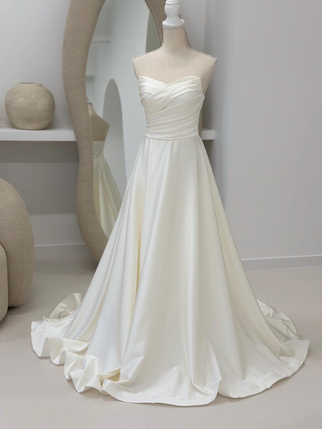 Minimalist Green V-Neck Hi-Lo Strapless Satin Wedding Dresses Sleeveless With Lace-Up Back