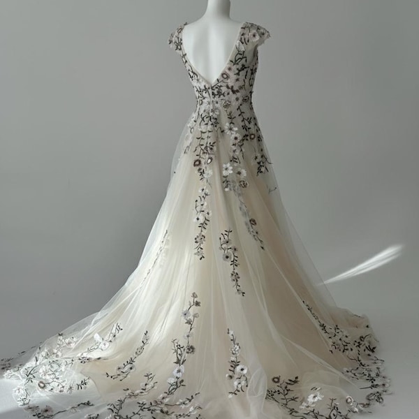 Abito da sposa floreale, abito da sposa ricamato, abito da sposa colorato, abito da sposa stravagante, abito da sposa a trapezio, abito da sposa