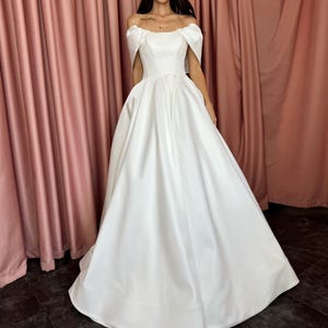 Minimalistische A-lijn trouwjurk Merelyn, off-shoulder satijnen bruidsjurk, moderne klassieke prinsessenjurk