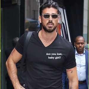 Camiseta divertida com decote em V: &quot;Você está perdida, querida?&quot; - Camiseta casual unissex
