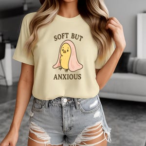 Camiseta suave pero ansiosa: adorable camiseta con estampado de pájaro manta para estados de ánimo altamente sensibles y cercanos.
