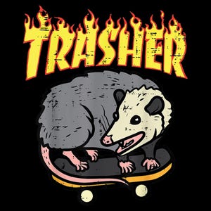 以下が含まれることがあります： 炎の中に「TRASHER」という文字が書かれた、スケートボードに乗っている漫画のオポッサム。
