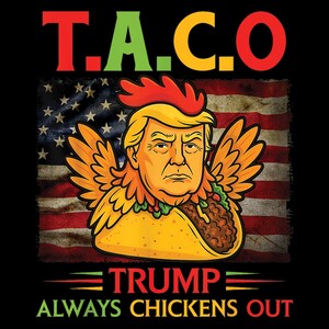Puede incluir: Un diseño gráfico humorístico con el texto "T.A.C.O." en rojo, verde y amarillo, y las palabras "TRUMP ALWAYS CHICKENS OUT" debajo. La imagen incluye una caricatura de una cara como un taco con alas, sobre una bandera estadounidense descolorida.