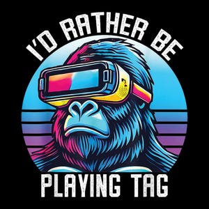 Może przedstawiać: Niebieski goryl w neonowych różowo-niebieskich okularach VR z tekstem "I'd rather be playing tag" w stylu retro z lat 80.