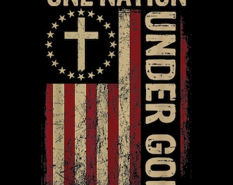 Puede incluir: Un diseño desgastado que presenta la bandera estadounidense con el texto "ONE NATION UNDER GOD". La bandera incorpora una cruz rodeada de estrellas. El diseño utiliza colores rojo, blanco y beige sobre un fondo negro.