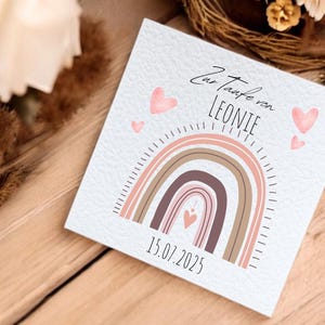 Quadratische, personalisierte Karte mit rosa Regenbogen zur Taufe mit Name und Taufdatum  - Glückwünsche zur Taufe - Aufklappbare Karte