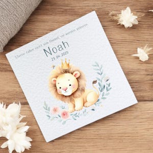 Personalisierte Karte zur Geburt mit Name, Geburtsdatum und Spruch - Glückwünsche zur Geburt - Geschenke zur Geburt für Jungs (Kleiner Löwe)