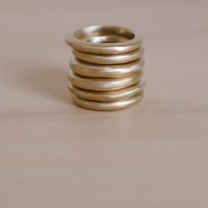 Anillo INFINITY - Anillo tallado a mano, joyería orgánica, anillo de latón, fundido a la cera perdida, anillo apilable