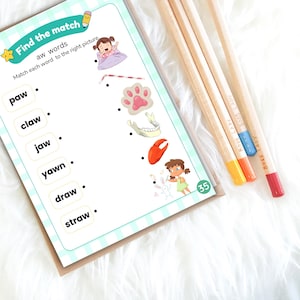 Könnte beinhalten: Ein Arbeitsblatt für Kinder mit dem Text "Find the match" und "aw words". Das Arbeitsblatt enthält Illustrationen und Wörter zum Zuordnen. Vier Bleistifte mit farbigen Spitzen befinden sich auf der rechten Seite des Arbeitsblattes.