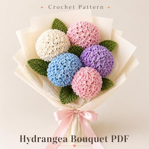 Puede incluir: Un ramo de flores de hortensia tejidas en blanco, rosa, azul y morado, con hojas verdes. Las flores están envueltas en papel crema y atadas con una cinta rosa. El texto en la parte superior dice "Crochet Pattern" y en la parte inferior "Hydrangea Bouquet PDF".