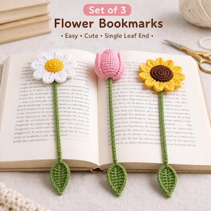 Pode incluir: Conjunto de 3 marcadores de flores de crochê. O conjunto inclui uma margarida, uma tulipa e um girassol. Cada marcador tem uma haste e uma folha verdes. O texto "Easy • Cute • Single Leaf End" é exibido.
