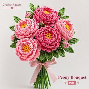Può includere: Un bouquet di peonie all'uncinetto con fiori rosa, centri gialli e foglie verdi. Il bouquet è legato con un nastro rosa e steli verdi. Il testo sull'immagine recita "Crochet Pattern" e "Peony Bouquet PDF".