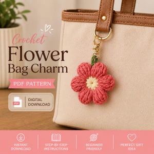 Könnte beinhalten: Ein gehäkelter Blumen-Taschenanhänger mit roten Blütenblättern und einem gelben Zentrum, befestigt an einer beigen Tasche. Das Bild enthält den Text "Crochet Flower Bag Charm PDF Pattern" und "Digital Download".