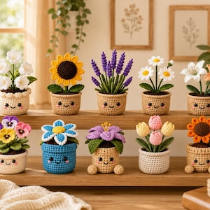 Puede incluir: Una colección de diez pequeñas plantas en maceta tejidas a ganchillo, dispuestas sobre un estante de madera. Cada planta presenta una variedad floral única, incluyendo girasoles, lavanda y pensamientos, en macetas beige o azules sonrientes.