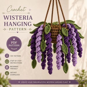 Può includere: Un modello all'uncinetto per una pianta pensile di glicine. L'immagine mostra un cestino sospeso all'uncinetto con fiori di glicine viola e lavanda a cascata e foglie verdi. Il testo include "Crochet Wisteria Hanging Pattern" e "PDF Pattern."