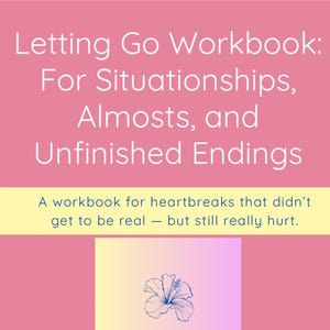 Op de afbeelding: Een roze en gele werkboekomslag met de titel "Letting Go Workbook: For Situationships, Almosts, and Unfinished Endings". De ondertitel luidt "A workbook for heartbreaks that didn't get to be real - but still really hurt.". In de rechterbenedenhoek staat een blauwe omtrek van een hibiscusbloem.