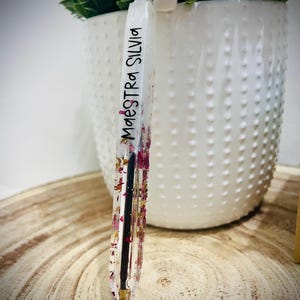 Penna ricaricabile personalizzata in resina con petali di rose al suo interno , una idea regalo originale per le maestre !!!