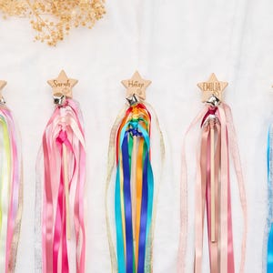 Personalisierte Blumenmädchen Zauberstab, Holz Sterne Herz Zauberstäbe, Regenbogen Fee, Party Taschenfüller, Blumenmädchen Geschenke, Geschenk für Mädchen, Geburtstagsgeschenk für Kinder