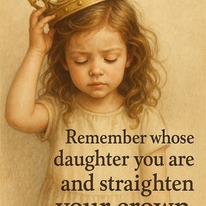 Puede incluir: Una niña pequeña con cabello largo y rizado castaño lleva una corona dorada. Ella está mirando hacia abajo con los ojos cerrados. El texto "Recuerda de quién eres hija y endereza tu corona." está escrito debajo de la niña. El texto "SelahPrintStudiobyEL" está escrito debajo de la cita.