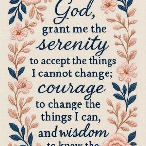 Puede incluir: Obra de arte bordada con el texto "Dios, concédeme la serenidad..." en escritura azul marino. El texto está rodeado por un borde floral de flores y hojas rosas y azul marino sobre un fondo crema.