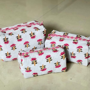 Weißer Basis-Blumen-Handblock bedruckter gesteppter Kulturbeutel 3er-Set - umweltfreundliches, auslaufsicheres, wasserdichtes, handgefertigtes wiederverwendbares Reiseset