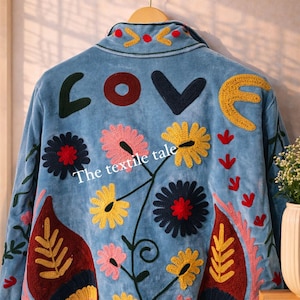 Handgemaakt blauw fluwelen Suzani-jack, geborduurde liefdesbloemen volkskunst jas