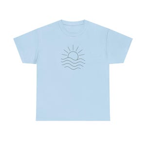 Camiseta Sol y Olas: Camiseta Minimalista de Playa, Camiseta con Arte de Línea Oceánica, Camiseta Estética de Verano, Camiseta con Gráfico Costero, Top Estilo Surf imagen 4