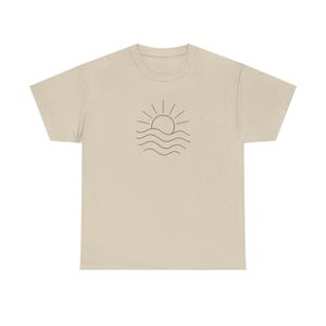 Camiseta Sol y Olas: Camiseta Minimalista de Playa, Camiseta con Arte de Línea Oceánica, Camiseta Estética de Verano, Camiseta con Gráfico Costero, Top Estilo Surf imagen 2