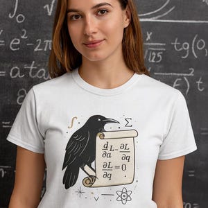 Può includere: T-shirt bianca con un'illustrazione di un corvo nero che tiene una pergamena con equazioni matematiche. La pergamena recita "dL_∂L/∂a ∂q ∂L=0 ∂q". Lo sfondo è una lavagna con formule matematiche.
